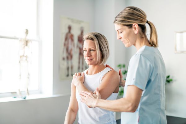 Ärztin während der Behandlung mit einer Patientin