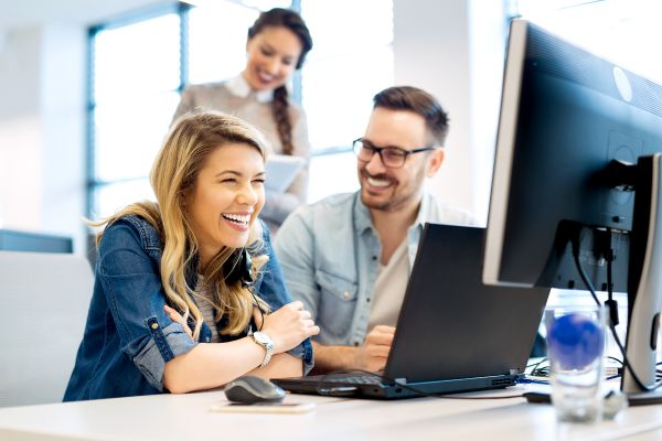 glückliche Mitarbeiter im Büro